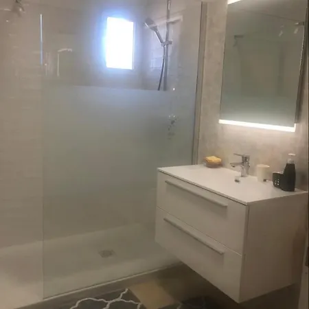 L'hacienda, Haut De , Une Chambre Avec Salle De Bain Et Toilettes Wc Privative Guest house